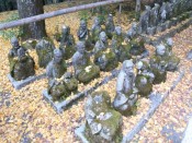 秋の赤山禅院の十六羅漢と落ち葉