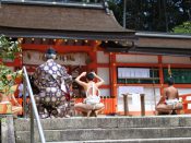 本殿に向かって土俵入り奉納