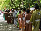 宮司・行事・神相撲力士・豆力士が土俵場へ