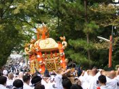 急な坂を慎重に下る