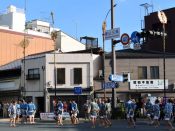 東山三条で剣鉾の辻回し