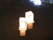 一ノ井川に灯籠が流されていく