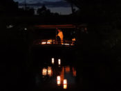 灯籠の灯りが水面に映り幻想的