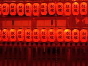 数千もの提灯が一斉に点灯