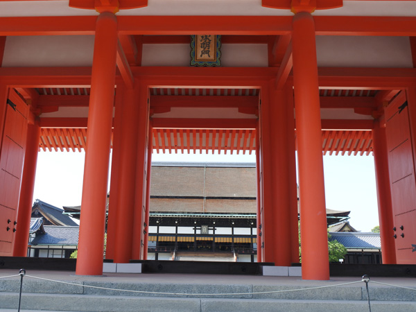 京都御所の承明門と紫宸殿