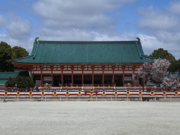 平安神宮大極殿と「左近の桜」と「右近の橘」