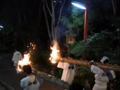松明を先頭に粟田神社を出発