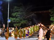 知恩院の黒門が開き僧侶が姿をあらわす