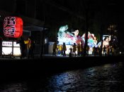 白川を巡行する大燈呂