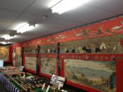 山鉾に隣接する建物の中では山鉾巡行時に掛けられる前掛・胴掛・水引などが展示