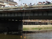 四条大橋の上から桶が降ろされる