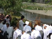 祭壇でお祓いが執り行なわれる