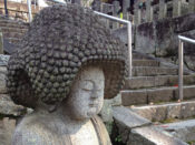 アフロヘアーの石仏