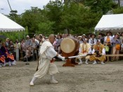 斧が勢いよく振り下ろされる