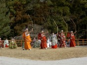 順番に（写真左側から）次々と矢が放たれていく