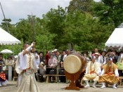 勇ましく刀を構え・・・