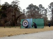 矢取が矢を回収する