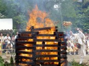 護摩木が次々と投げ込まれていく