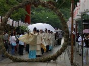 芽の輪の前でお祓いをし、神職さんの後に一般参拝者も続く
