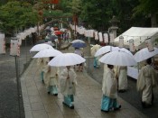 鳥居から御神前に向かって左へ