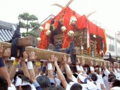 大将軍八神社前で大神輿最後の差し上げ