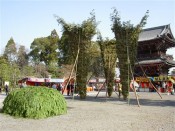 護摩壇（写真左）と三基の大松明（写真中央）