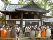 15時30分から狂言堂で嵯峨大念仏狂言が行われる