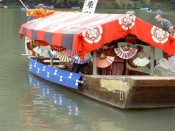 車折芸能神社船からは扇が流される