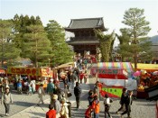 清凉寺境内に屋台が立ち並ぶ