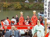 嵯峨大念仏狂言の後ろを通過する民謡・京寿船