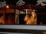 頼光家来の綱と保昌が土蜘蛛（写真手前）と大刀廻り