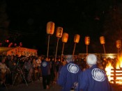 お松明おねり。護摩壇・大松明の周りを練り歩く