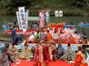 手前野宮船と後方平安管弦船が交錯