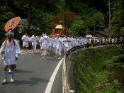 貴船町内を練り歩く