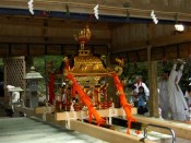 拝殿に御神輿が上げられる