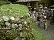 『おせんどんどん』と言いながら船形石の周りを歩く子供千度詣