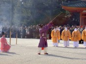 上卿が、北東と北西方向に桃の弓で葦の矢を放つ
