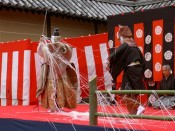 名刀膝丸を構える源頼光（写真左）と僧に扮し襲い掛かる土蜘蛛（写真右）