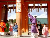 上卿が、南東と南西方向に桃の弓で葦の矢を放つ