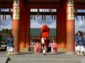 殿上人が、南に向かって桃の杖で撃つ