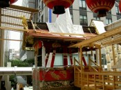 一部の山鉾ではチマキなどを購入すると山鉾の上に乗れる