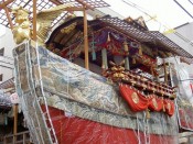 山鉾は手に届きそうなぐらいの距離