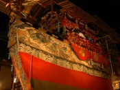 装飾も昼と夜では印象が違って見える