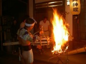 小松明から順に火が付けられる