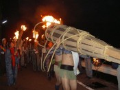 松明を担ぎ「サイレイヤ、サイリョウ」の掛け声