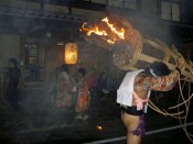 松明は徐々に集まり石段下を目指す