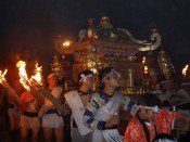 山門前にあった2基の神輿が町内を巡行