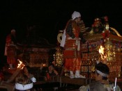 神輿の後ろには武者姿の若者が立っている