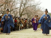 豊太閤花見行列は、仁王門をくぐり金堂を目指す