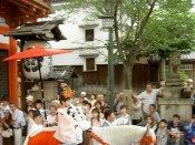 18時、久世駒形稚児が南楼門から白馬に乗って八坂神社を出発